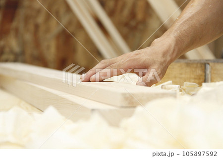 材木と大工仕事 105897592