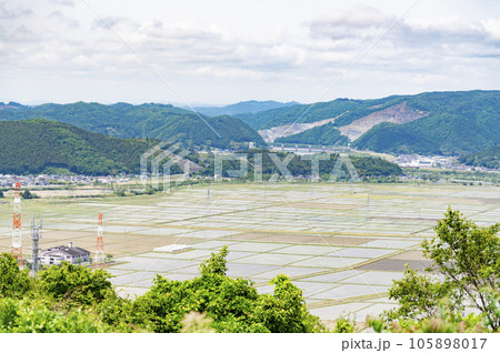 地方の田園風景 105898017