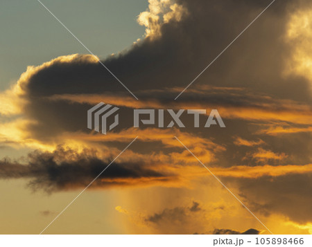 朝焼けの空と積乱雲の風景 朝焼けの空と積乱雲の風景 105898466