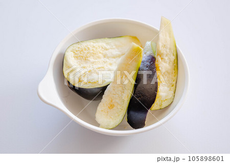 手で割いた水ナス 105898601