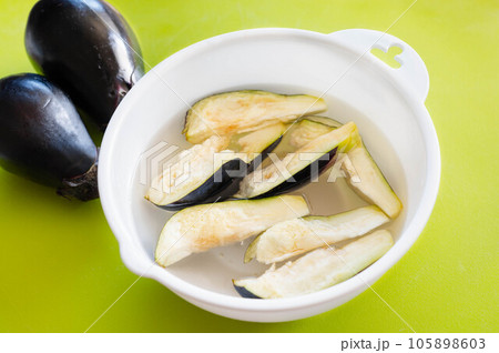 塩水でさらしている水ナス 塩水でさらしている水ナス 105898603