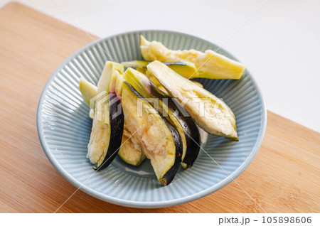 皿に盛った生の水ナス 105898606