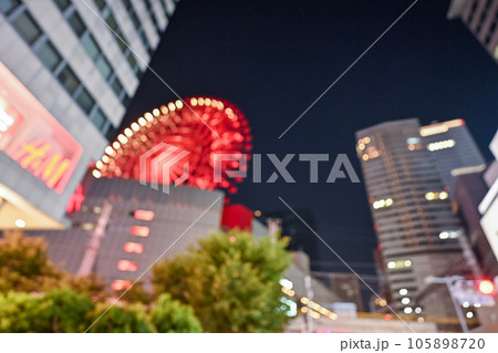 大阪梅田の観覧車が見える夜景をぼかした背景素材 【大阪風景】 大阪梅田の観覧車が見える夜景をぼかした背景素材 【大阪風景】 105898720