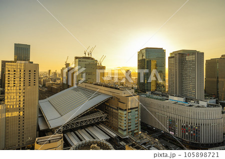 夕陽を背景にした阪駅JR大阪の風景　【大阪風景】 105898721