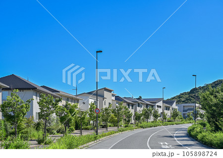 青空背景の爽やかな住宅街イメージ写真 青空背景の爽やかな住宅街イメージ写真 105898724