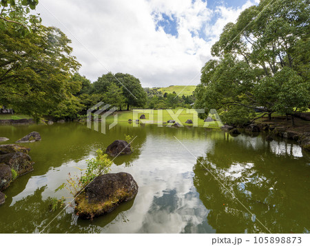 青空と新緑が広がる奈良公園春日野園地と三社託宣池 105898873
