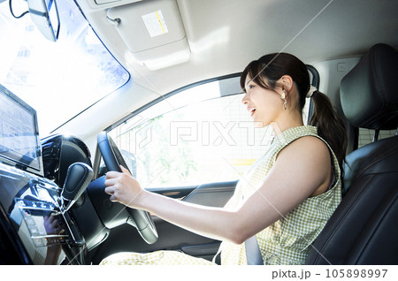 車の運転をする若い女性　カメラ目線 105898997