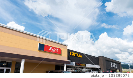 蔦屋書店　小出店　入口　夏晴れの青空　新潟県魚沼市井口新田 105899072