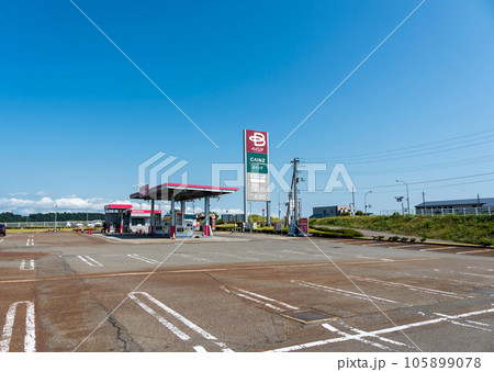 ベイシア小千谷店そばのガソリンスタンド　夏晴れの青空　新潟県小千谷市 105899078