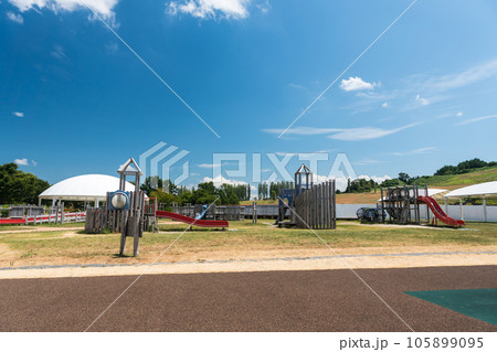 越後丘陵公園　楽しげな遊具たち　広大な公園　夏晴れの青空　新潟県長岡市 105899095