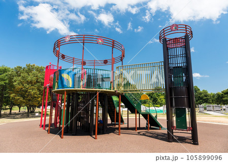 越後丘陵公園　楽しげなアスレチック　夏晴れの青空　新潟県長岡市 105899096