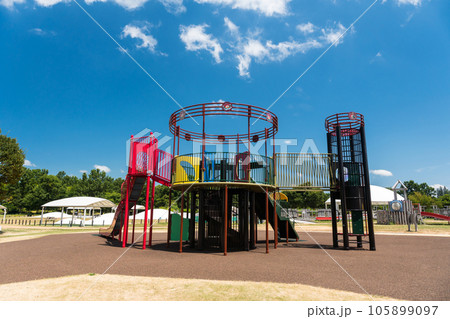 越後丘陵公園　楽しげなアスレチックで遊ぶ　夏晴れの青空　新潟県長岡市 105899097