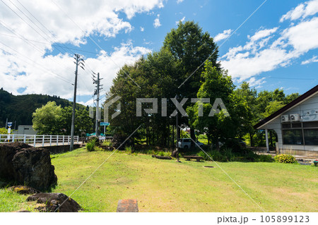 道の駅ゆのたに 物産館 深雪の里 庭の景色 夏晴れの青空 新潟県魚沼市吉田 道の駅ゆのたに 物産館 深雪の里 庭の景色 夏晴れの青空 新潟県魚沼市吉田 105899123