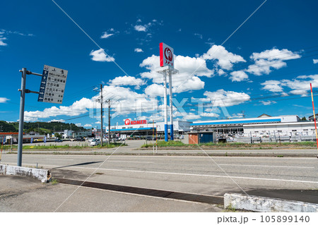 コメリ 広大なホームセンター 夏晴れの青空 新潟県魚沼市中原 コメリ 広大なホームセンター 夏晴れの青空 新潟県魚沼市中原 105899140
