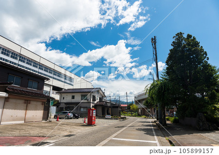 浦佐駅　西口の道路と住宅街　夏晴れの青空　新潟県南魚沼市浦佐 105899157