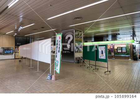 浦佐駅　駅舎の中　掲示板　夏晴れの青空　新潟県南魚沼市浦佐 105899164