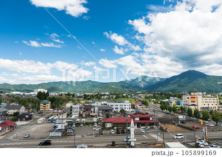 浦佐駅 新幹線ホームからの八海山口の景色 夏晴れの青空 新潟県南魚沼市浦佐 浦佐駅 新幹線ホームからの八海山口の景色 夏晴れの青空 新潟県南魚沼市浦佐 105899169