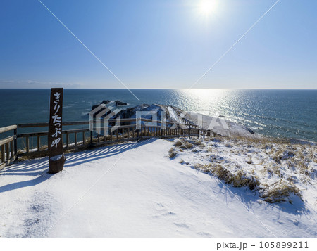 北海道・積雪のきりたっぷ岬と青い海 / Cape Kiritappu, Japan 北海道・積雪のきりたっぷ岬と青い海 / Cape Kiritappu, Japan 105899211