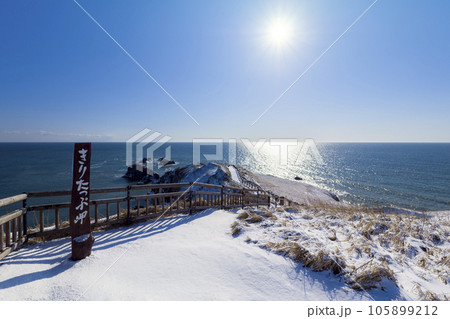 北海道・積雪のきりたっぷ岬と青い海 / Cape Kiritappu, Japan 北海道・積雪のきりたっぷ岬と青い海 / Cape Kiritappu, Japan 105899212