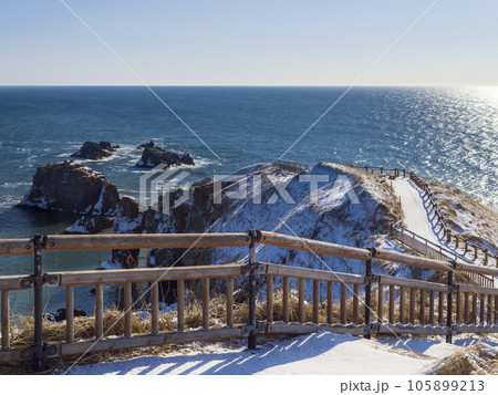 北海道・積雪のきりたっぷ岬と青い海 / Cape Kiritappu, Japan 北海道・積雪のきりたっぷ岬と青い海 / Cape Kiritappu, Japan 105899213