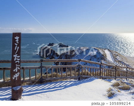 北海道・積雪のきりたっぷ岬と青い海 / Cape Kiritappu, Japan 105899214