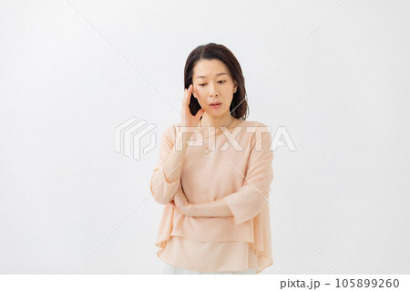 悩む女性 105899260