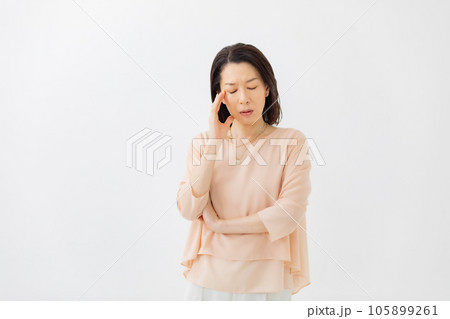 悩む女性 105899261