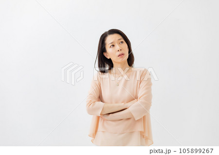 悩む女性 105899267