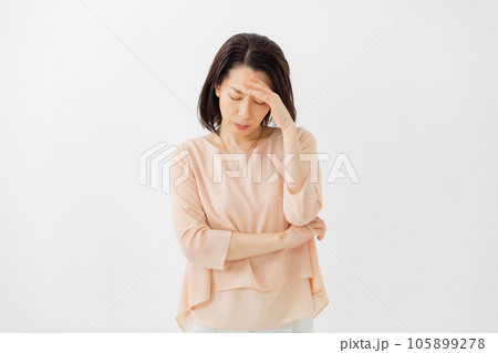 悩む女性 105899278
