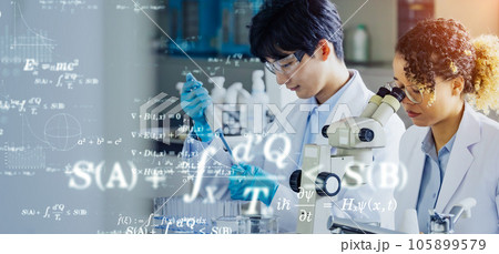 実験する多国籍グループと科学技術イメージ 105899579