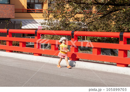 飛騨高山の赤い橋を渡る女の子 105899703
