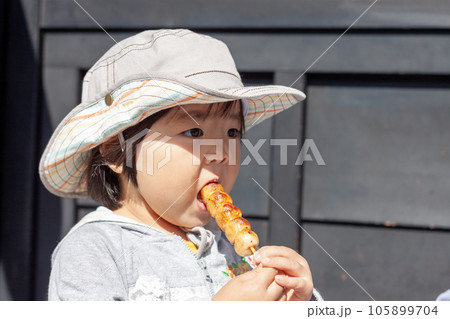 みだらし団子を食べる女の子 みだらし団子を食べる女の子 105899704