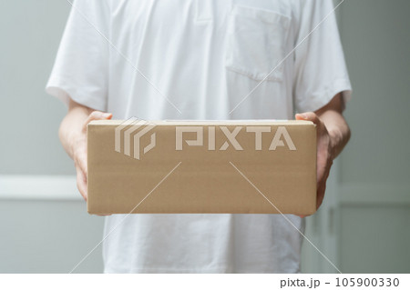 宅配　運送　荷物　男性 105900330