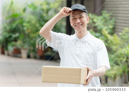 宅配　運送　荷物　男性 105900333