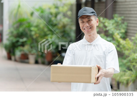 宅配 運送 荷物 男性 宅配 運送 荷物 男性 105900335