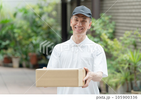 宅配　運送　荷物　男性 105900336