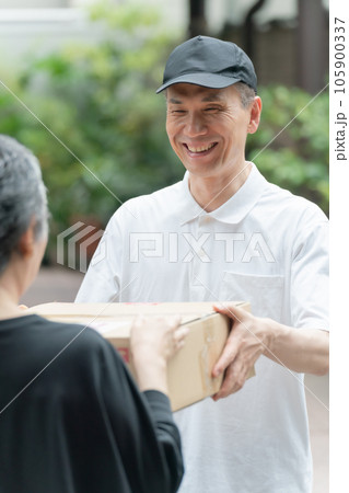 宅配　運送　荷物　男性 105900337