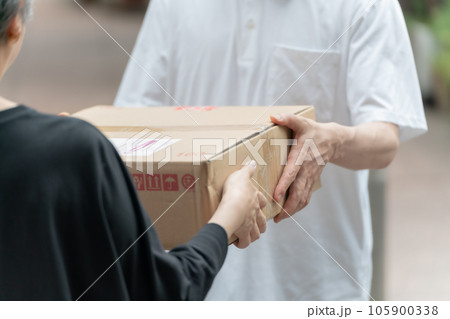 宅配 運送 荷物 男性 宅配 運送 荷物 男性 105900338