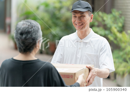 宅配　運送　荷物　男性 105900340