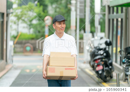 宅配 運送 荷物 男性 宅配 運送 荷物 男性 105900341