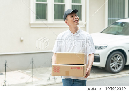 宅配　運送　荷物　男性 105900349