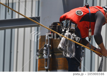 工事現場 落下防止のネット張り とび職人の作業風景 工事現場 落下防止のネット張り とび職人の作業風景 105900386