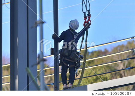 工事現場　とび職人の鉄骨組み立て作業風景 105900387