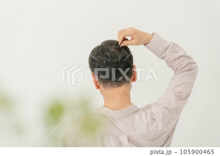 シニア男性 ヘアケア 薄毛 シニア男性 ヘアケア 薄毛 105900465