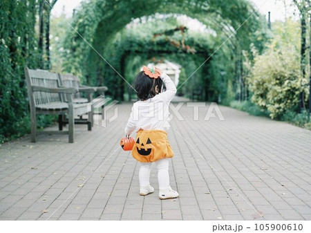 ハロウィンコスチュームを着てお出かけする子供 105900610