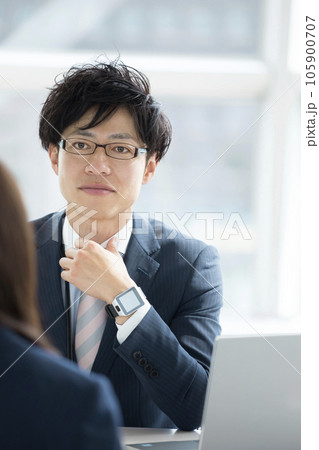 ビジネス　会議、打合せ　面接シーン 105900707