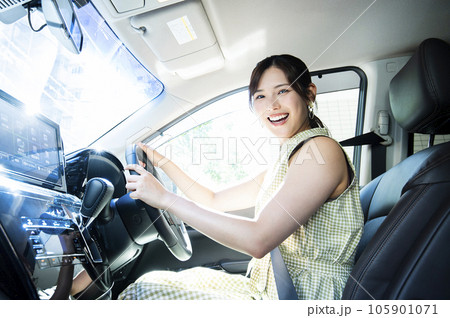 車の運転をする若い女性 カメラ目線 車の運転をする若い女性 カメラ目線 105901071