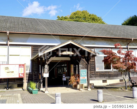 レトロな木造校舎を利用した施設入口の風景 奈良カエデの郷ひらら 奈良県宇陀市 レトロな木造校舎を利用した施設入口の風景 奈良カエデの郷ひらら 奈良県宇陀市 105901140