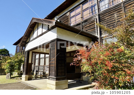レトロな木造校舎を利用した施設入口の風景 奈良カエデの郷ひらら 奈良県宇陀市 レトロな木造校舎を利用した施設入口の風景 奈良カエデの郷ひらら 奈良県宇陀市 105901205