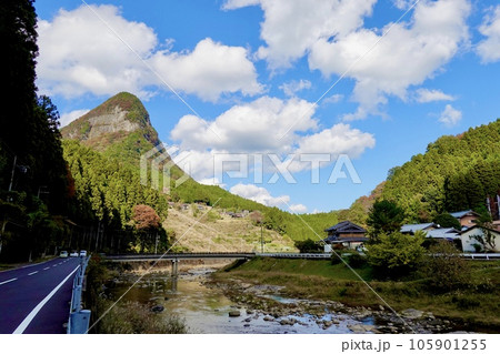 県道名張曽爾線から紅葉した鎧岳を青蓮寺川越しに見上げた風景　奈良県宇陀郡曽爾村 105901255